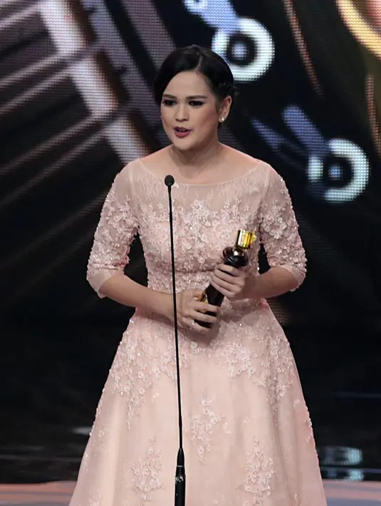 Cut Meyriska, menang sebagai Pemeran Wanita Terpuji Serial Televisi. Sinetron yang berjudul Putri Titipan Tuhan berhasil membawa Cut Meyriska di gerbang kemenangan ini. (Deki Prayoga/Bintang.com)