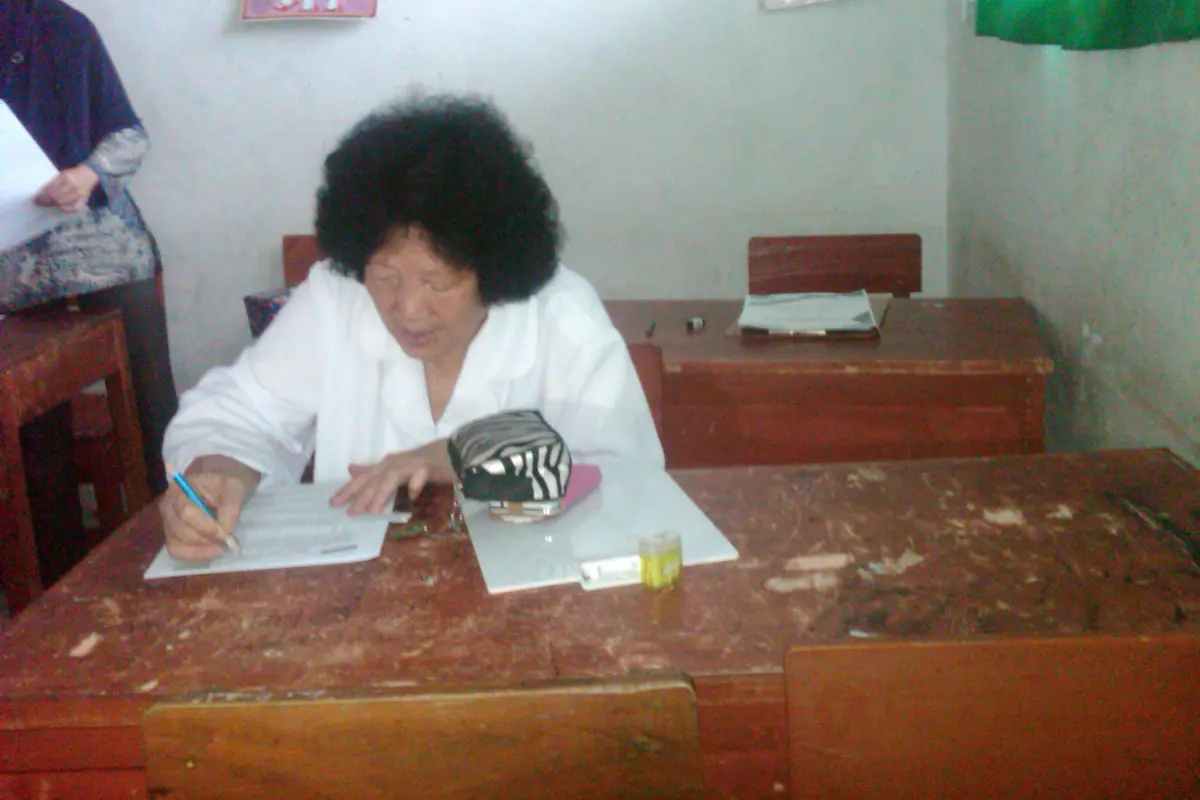 Nenek berusia 73 tahun Karlina Suhandi ikut UN