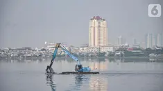 Petugas Suku Dinas Sumber Daya Air Jakarta Utara menggunakan kendaraan alat berat saat membersihkan lumpur Waduk Pluit, Senin (13/6/2022). Pengerukan lumpur rutin ini dilakukan sebagai upaya mengurangi endapan serta tanaman liar dan mencegah banjir di kawasan tersebut. (merdeka.com/Iqbal S Nugroho)