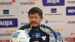 Pelatih Timnas Indonesia U-22, Indra Sjafri mengatakan laga uji coba kontra Mali bukan sekedar ajang eksperimen melainkan memantapkan kerangka tim. Tampak dalam foto, pelatih Timnas Indonesia U-22, Indra Sjafri, saat memberi keterangan terkait pertandingan uji coba melawan Mali, Jakarta, Jumat (14/11/2025). (Bola.com/Abdul Aziz)