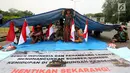 Petani Kendeng yang tergabung dalam Jaringan Masyarakat Peduli Pegunungan Kendeng (JM-PPK) mendirikan tenda di depan Istana Merdeka, Jakarta, Senin (4/9). Mereka kembali melakukan unjuk rasa dan menggelar aksi teatrikal. (Liputan6.com/Johan Tallo)