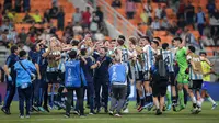 Selebrasi pemain dan ofisial Timnas Argentina U-17 setelah mengalahkan Brasil U-17 dalam pertandingan perempat final Piala Dunia U-17 2023 yang berlangsung di Jakarta International Stadium, Jumat (24/11/2023). (Bola.com/Bagaskara Lazuardi)