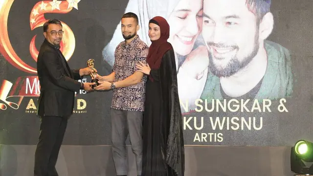Teuku Wisnu dan Shireen Sungkar mendapatkan penghargaan Inspiring Figure versi Moeslim Choice (https://www.instagram.com/p/Cmilr61vBv0/)