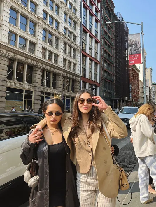 Aaliyah jadi cewek bumi dengan outfit cokelat saat berkeliling New York. Kontras dengan sang adik yang pilih jadi cewek mamba [@aaliyah.massaid]