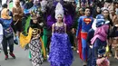 Sejumlah masyarakat mengenakan pakaian adat dan melakukan karnaval di jalan Pintu 1 Senayan, Jakarta, Minggu (24/9). Karnaval tersebut dilakukan dalam rangka HUT Gelora Bungkarno yang ke-55. (Liputan6.com/Angga Yuniar)