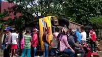 Bus sekolah yang mengangkut rombongan pengajian terguling di Rejang Lebong Bengkulu (Liputan6.com/Yuliardi Hardjo)