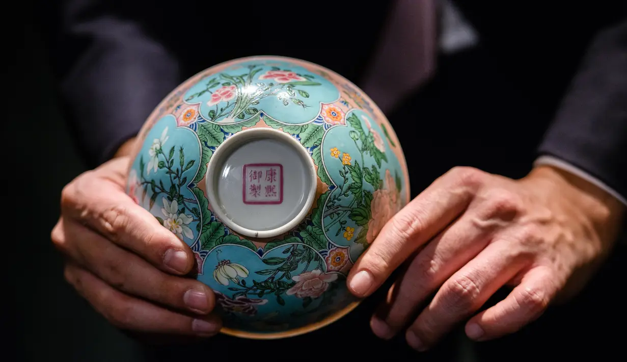 Tampak bawah mangkuk Dinasti Qing saat dipamerkan di Rumah Lelang Sotheby's di Hong Kong, Kamis (2/3). Mangkuk berdiameter 14,7 centimeter ini berwarna merah muda dan biru dengan hiasan cat halus. (ANTHONY WALLACE/AFP)