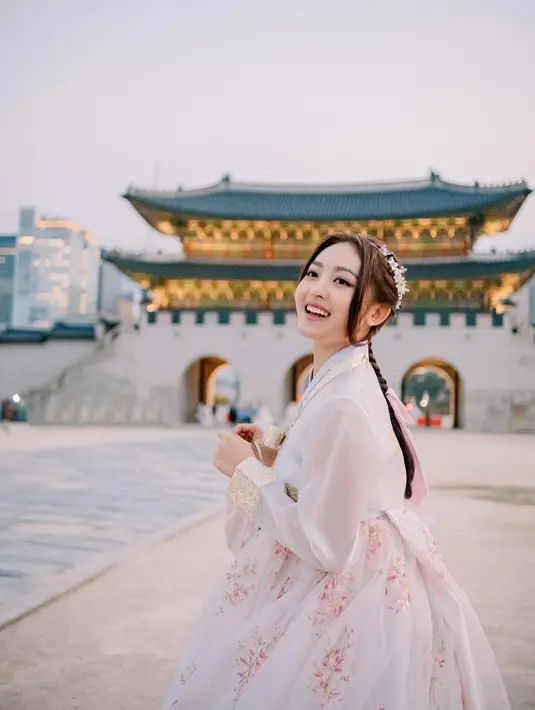 Senyum cerah Natasha Wilona di depan Gyeongbokgung. Tempat ini sering dijadikan lokasi syuting drama sejarah Korea Selatan. (Foto: Instagram/ natashawilona12)