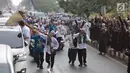 Calon presiden nomor urut 02 Prabowo Subianto bersalaman dengan pendukungnya selama kampanye akbar di Lapangan Benteng Kuto Besak, Palembang, Rabu (9/4). Kehadiran Prabowo di lokasi kampanye disambut yel-yel mengelu-elukan sang capres. (Liputan6.com/Pool/Media Prabowo Sandi)