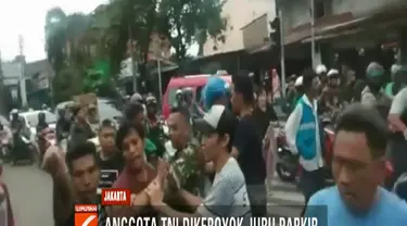 Keributan berawal dari cek-cok mulut antara Kapten Komarudin dan salah seorang juru parkir.