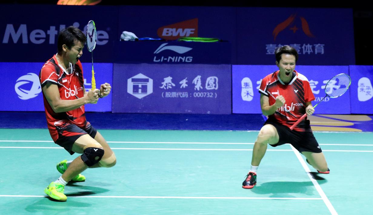 Tontowi Ahmad/Liliyana Natsir mengalahkan Zhang Nan/Li Yinhui dalam pertandingan alot tiga gim yang berkesudahan 21-13, 22-24, 21-16, di Fuzhou, Minggu (20/11/2016). (PBSI)