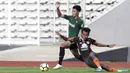 Gelandang Timnas Indonesia U-23, Feby Eka Putra, berusaha merebut bola saat melawan Semen Padang pada laga ujicoba di Stadion Madya, Jakarta, Selasa (12/3). Keduanya bermain imbang 2-2. (Bola.com/Vitalis Yogi Trisna)