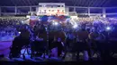 Kontingen atlet melihat pertunjukan saat Upacara Penutupan Pekan Paralimpiade Nasional XVII di Stadion Manahan, Solo, Jawa Tengah, Minggu (13/10/2024). (PB PEPARNAS XVII/Agoes Rudianto)