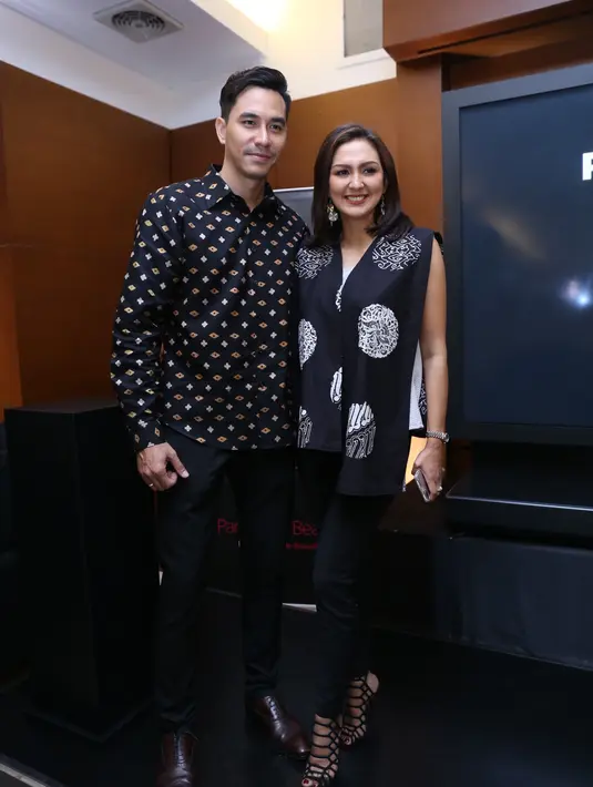 Donna Agnesia dan Darius Sinatrhya