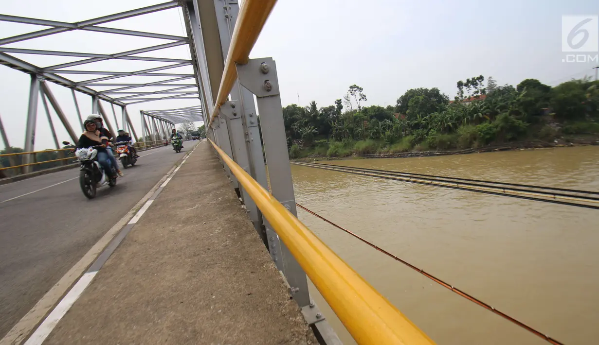 Suasana di jembatan Bangkir Indramayu, Jawa Barat, Jumat (30 /6). H+5 Indramayu Kota ke Arah Jakarta melalui Jalur Utara diprediksi mulai di padati arus balik pada Malam dan esok hari H+6. (Liputan6.com/Helmi Afandi)