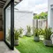 8 Desain Dapur dengan Taman Kering yang Mudah Dirawat, Inspirasi Rumah Tropis Modern