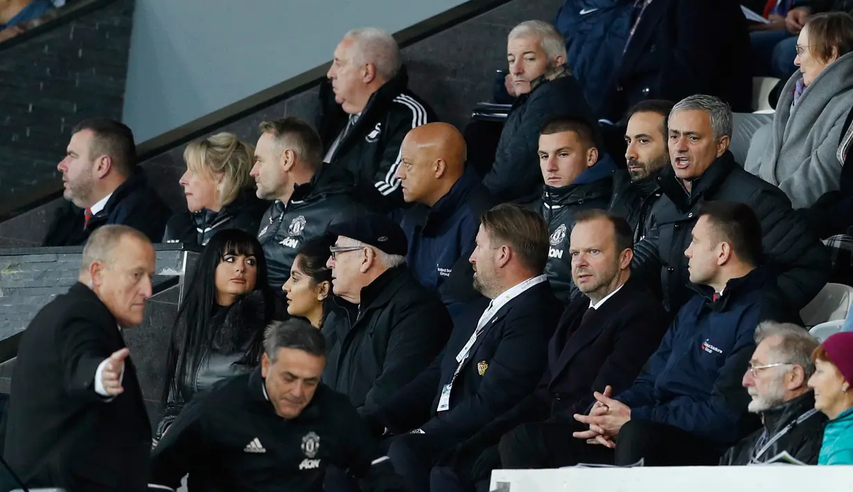 Pelatih MU, Jose Mourinho dibangku penonton saat pertandingan Liga Premier Inggris, Swansea City menjamu Manchester United di Stadion Liberty, Inggris (6/11). Akibat hukuman, Mourinho tidak dapat mendampingi tim nya berlaga. (Reuters/John Sibley)