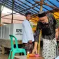 Salah satu warga di Kampung Benda Kerep menggunakan sari kunyit sebagai tanda telah menggunakan hak suaranya. Foto (Liputan6.com / Panji Prayitno)