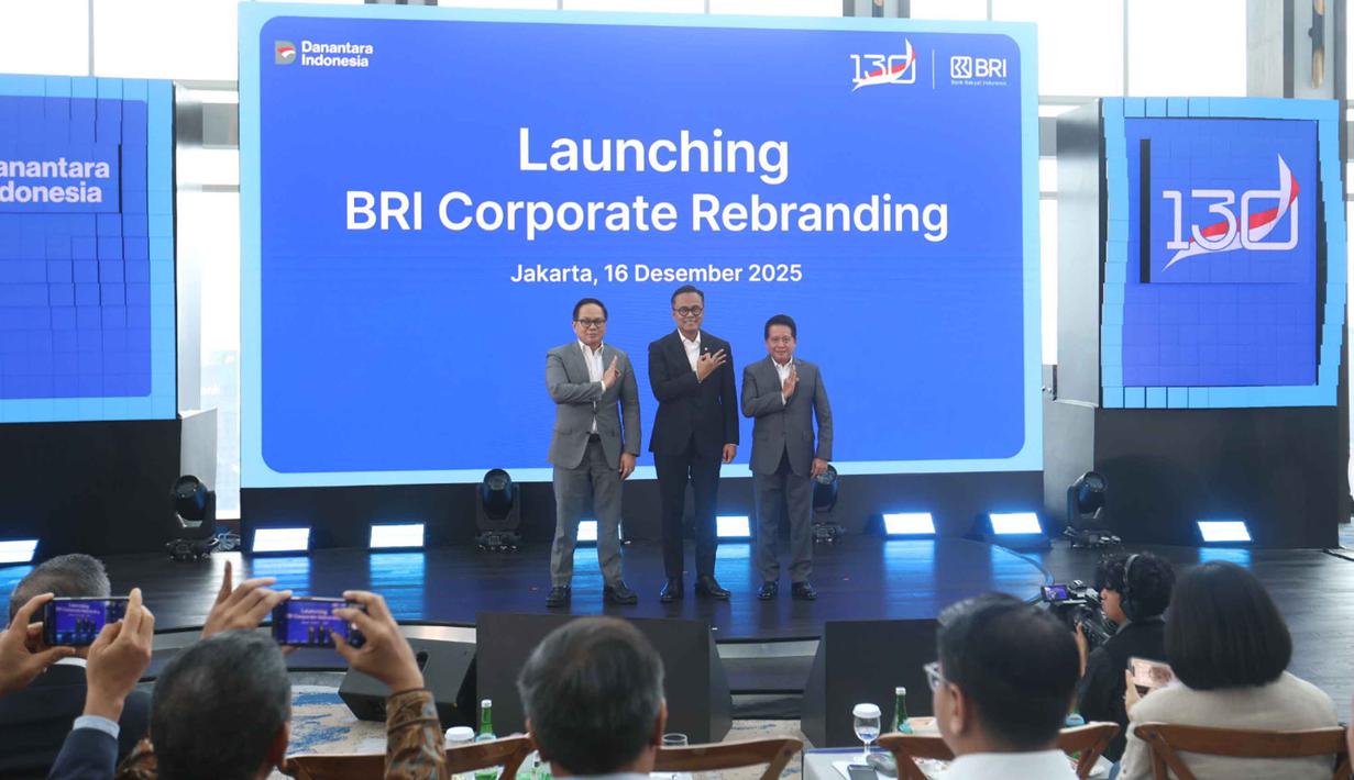 Komisaris Utama PT Bank Rakyat Indonesia (Persero) Tbk, Kartika Wijoatmodjo; Kepala BP BUMN dan COO Danantara Indonesia, Dony Oskaria; dan Direktur Utama PT Bank Rakyat Indonesia (Persero) Tbk, Hery Gunardi (kiri ke kanan) saat Launching BRI Corporate Rebranding, di Menara BRIlian Jakarta, Selasa (16/12/2025). PT Bank Rakyat Indonesia (Persero) Tbk (BRI) kini tampil dengan refresh brand yang membantu nasabah mengubah cara pandangnya dalam memandang BRI secara positif. (Kapanlagi.com/Budy Santoso)
