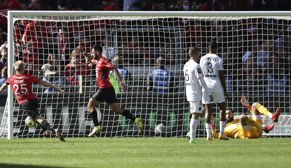 Laga yang berlangsung di Stadion Roazhon Park itu berakhir dengan kemenangan tim tuan rumah dengan dua gol tanpa balas. (AP/Jeremias Gonzales)