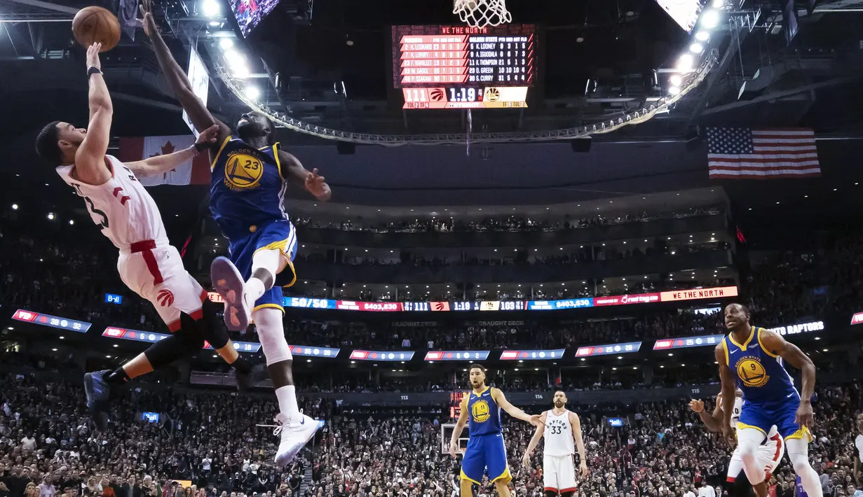 Pebasket Toronto Raptors, Fred Van Vleet, berusaha memasukan bola saat melawan Golden State Warriors pada laga Final NBA di Scotiabank Arena, Toronto, Kamis (30/5). Raptors menang 118-109 atas Warriors. (AP/Franck Gunn)