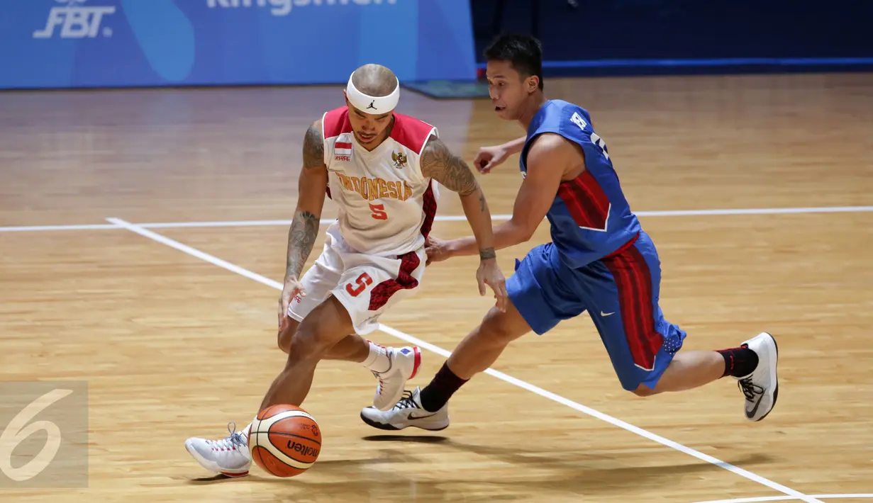 Pebasket Indonesia, Mario Wuysang (kiri) berusaha mengecoh pemain Filipina, Baser Amer dalam laga penyisihan Grup A SEA Games 2015 di OCBC Arena Hall, Singapura, Rabu (10/6/2015). Indonesia kalah 52-81. (Liputan6.com/Helmi Fithriansyah)