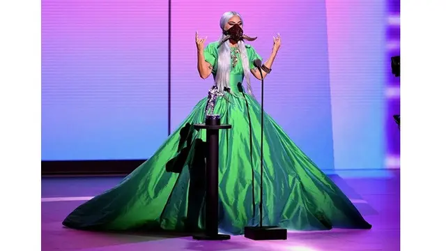 7 Gaya Nyentrik Lady Gaga Gunakan Masker di MTV VMA 2020, Curi Perhatian