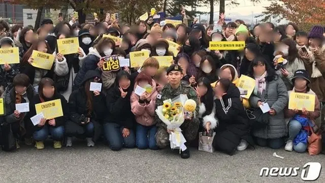 7 Potret Terbaru Taeyang dan Daesung Big Bang Usai Wamil, Disambut Haru Bahagia