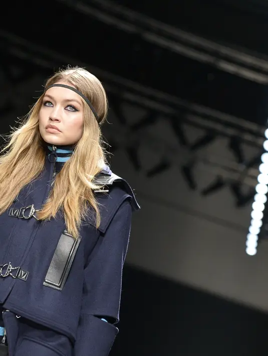 Pada acara Italy Fashions Week, Gigi terlihat sangat agresif ketika ia melenggang di catwalk. (AFP/Bintag.com)