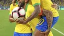 Penyerang Brasil, Neymar Jr mencium kepala bek Dani Alves saat berselebrasi mencetak gol ke gawang Kolombia selama laga uji coba di Hard Rock Stadium, Florida (7/9/2019). Gol neymar pada menit ke-58 ini menjadi penyelamat Brasil. (David Santiago/Miami Herald via AP)