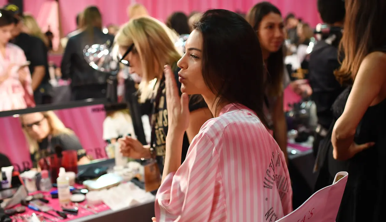 Model seksi Kendall Jenner menunggu untuk dirias di belakang panggung sebelum tampil dalam acara Victoria Secret Fashion Show 2015 di Lexington Armory, New York, Selasa (10/11/2015). (Dimitrios Kambouris/Getty Images untuk Victoria Secret /AFP)