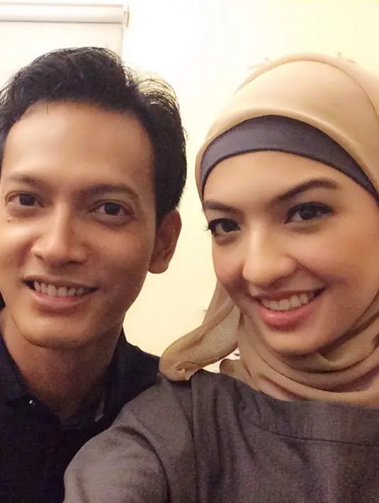 Raline Shah beradu akting dengan Fedi Nuril di film Surga yang Tak Dirindukan. Di film tersebut, Raline memang memakai hijab. Penampilan Raline Shah saat pakai hijab pun menuai banyak pujian dari fansnya. (Liputan6.com/IG/ralineshah)