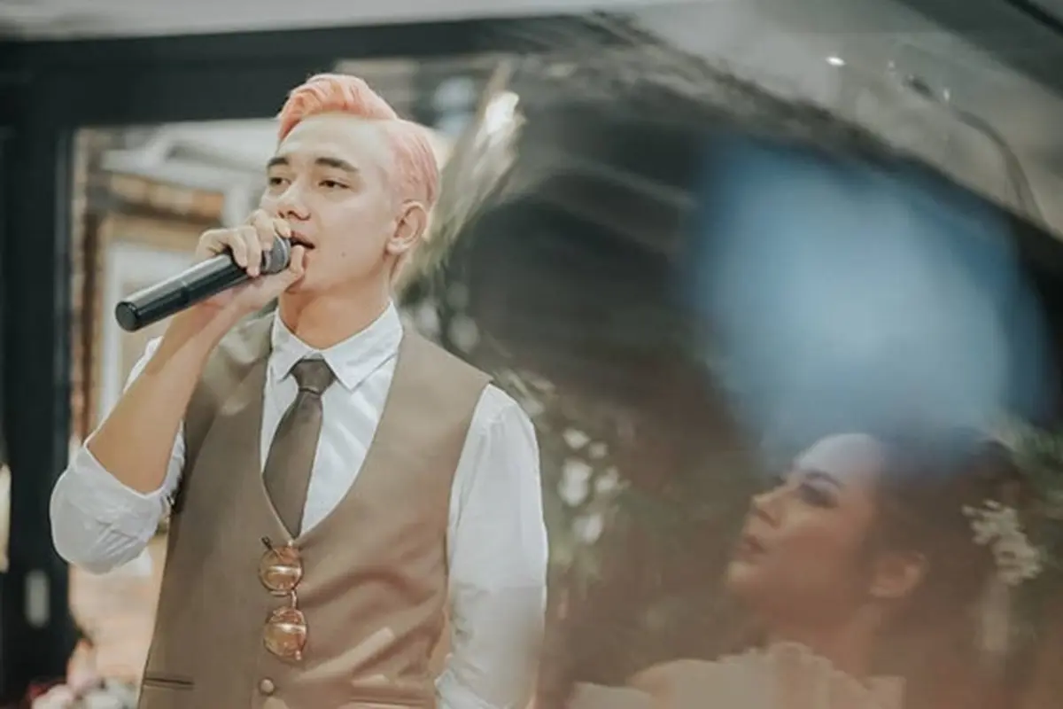 5 Potret Terbaru Adipati Dolken dengan Rambut Warna Pink, Nyentrik