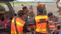 Sebanyak 23 pekerja Puskesmas Omukia, Distrik Eromaga, Kabupaten Puncak, Papua Tengah, korban penyerangan KKB dievakuasi ke Timika. (Liputan6.com/ Dok Humas Polda Papua)