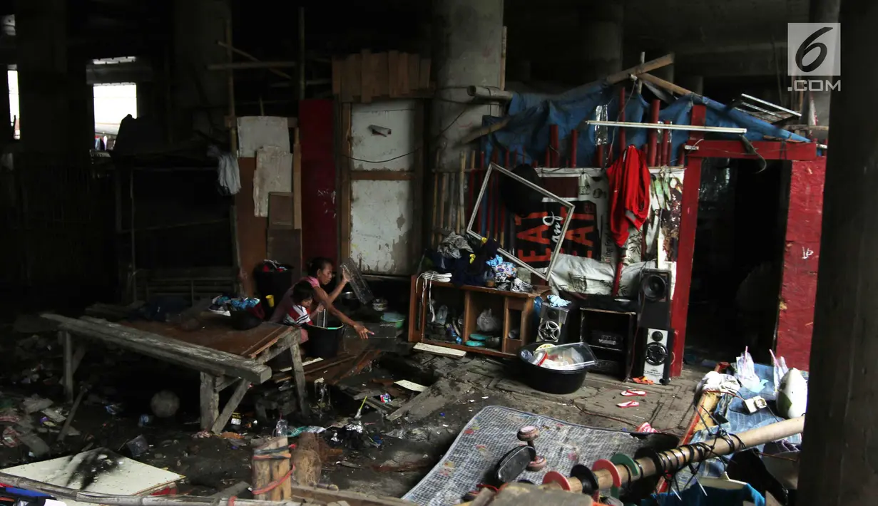 Warga beraktivitas di permukiman kolong Jalan Tol Pelabuhan, Tanjung Priok, Jakarta, Senin (23/4). Mahalnya harga hunian di Ibu Kota membuat mereka tinggal di kawasan tersebut meski dengan kondisi lingkungan kumuh dan kotor. (Liputan6.com/Arya Manggala)