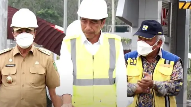 Presiden Joko Widodo atau Jokowi meresmikan Jalan Tol Ruas Pekanbaru-Padang, Seksi Pekanbaru-Bangkinang di Kabupaten Kampar Provinsi Riau, Rabu (4/1/2023).