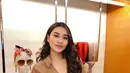 Kombinasi outfit chic dan elegan ala Aaliyah Massaid dengan padu padan leather dress warna camel dan LOUIS VUITTON Monogram Petite Boite Chapeau Bag.