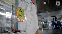 Sampah elektronik terlihat di dalam kotak penampung (drop box) sampah elektronik (e-waste) di Halte Transjakarta Kampung Melayu, Jakarta, Selasa (8/5). Sampah elektronik tersebut dimusnahkan selama dua minggu sekali. (Merdeka.com/Iqbal S. Nugroho)