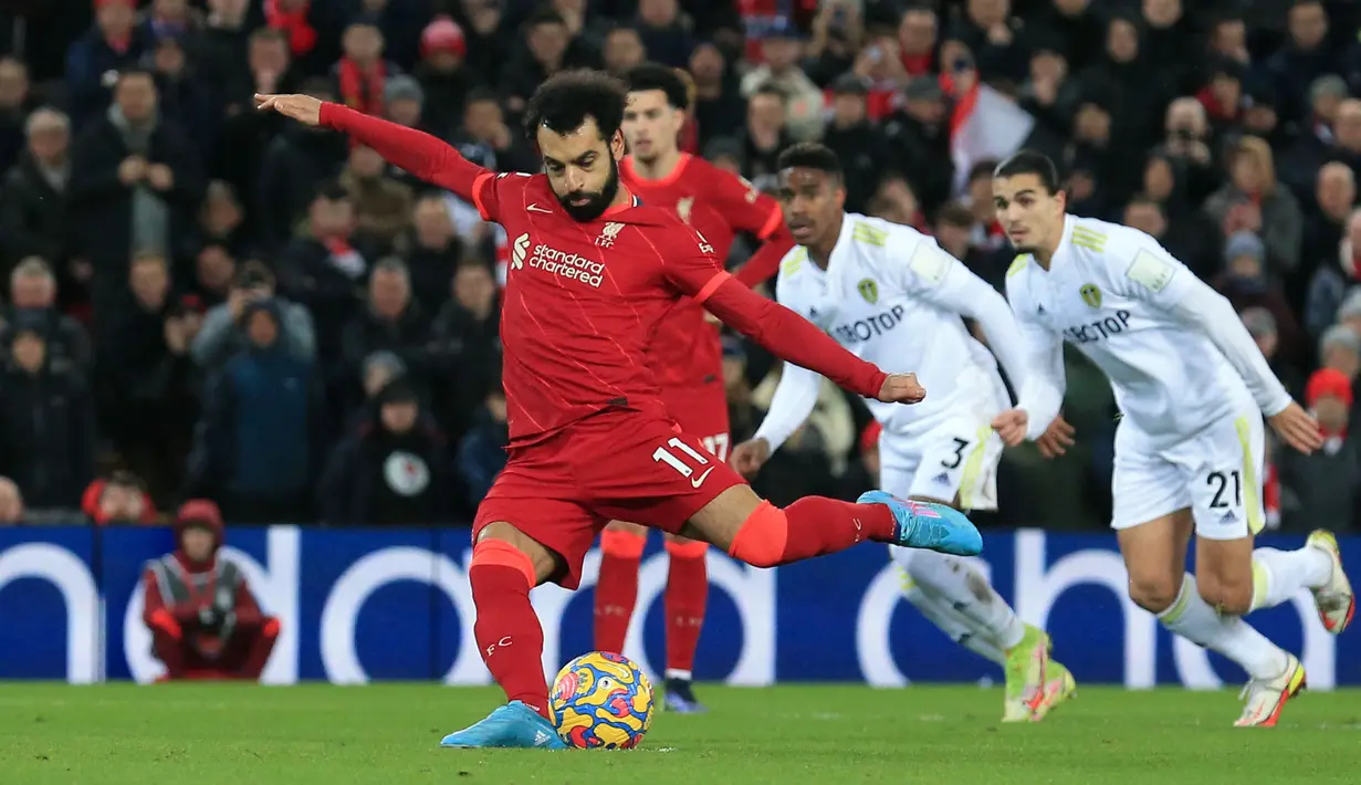Gol pertama tercipta ketika laga baru berjalan 15 menit. Wasit memberikan hadiah penalti usai Stuart Dallas melakukan handsball di kotak terlarang. Mohamed Salah yang ditunjuk sebagai eksekutor melaksanakan tugasnya dengan baik. (AFP/Lindsey Parnaby)
