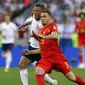 Striker Inggris, Jamie Vardy, berebut bola dengan bek Belgia, Thomas Vermaelen, pada laga grup G Piala Dunia di Stadion Kaliningrad, Kaliningrad, Rabu (28/6/2018). Belgia menang 1-0 atas inggris. (AP/Alastair Grant)