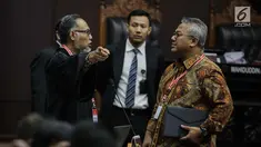 Ketua KPU Arief Budiman (kanan) berbincang dengan pemohon Ketua Tim Hukum Prabowo-Sandiaga, Bambang Widjojanto sebelum sidang sengketa Pilpres 2019 di Gedung MK, Jakarta, Selasa (18/6/2019). Sidang beragendakan mendengarkan jawaban dari termohon. (Liputan6.com/Faizal Fanani)