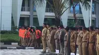 Sedikitnya 143 Aparatur Sipil Negara (ASN) di 38 organisasi perangkat daerah (OPD) Pemerintah provinsi Nusa Tenggara Timur (NTT) dikenakan rompi orange, karena dinilai malas dalam menjalankan tugas sebagai ASN. (Liputan6.com/Ola Keda)