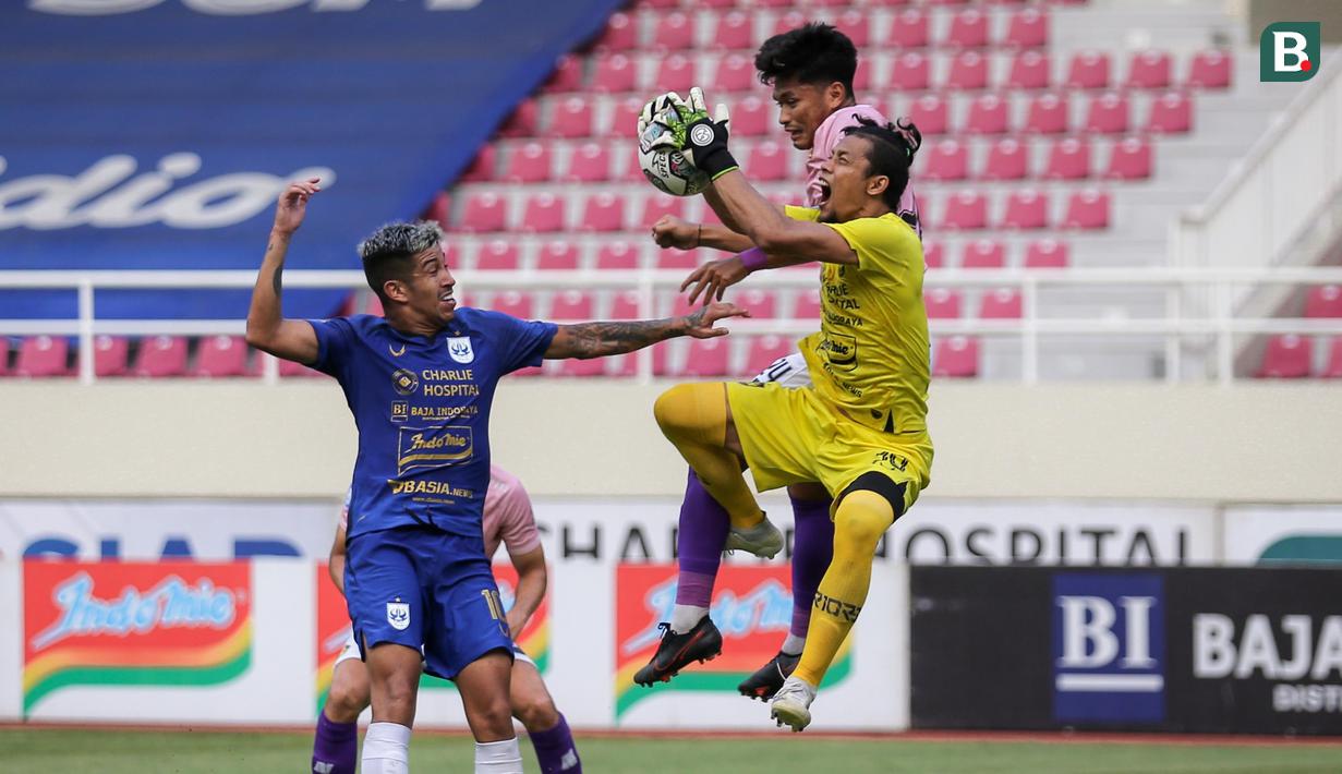 Kiper PSIS Semarang, Jandia Eka Putra (kanan) berusaha menyelamatkan bola saat laga pekan ketujuh BRI Liga 1 2021/2022 antara PSIS Semarang melawan Persik Kediri di Stadion Manahan, Solo, Jumat (15/10/2021). (Bola.com/Bagaskara Lazuardi)