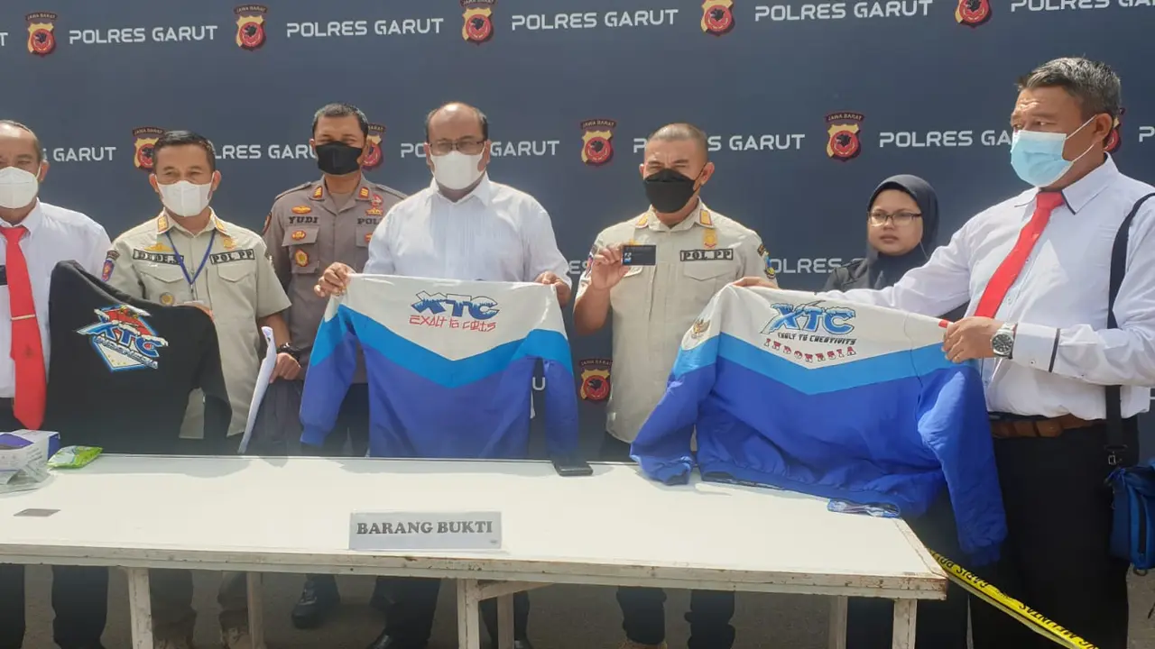 Kasatreskrim Polres Garut AKB Dede Sopandi menunjukan beberapa barang bukti anggota kelompok bermotor, dalam penangana tindakan yang meresahkan masyarakat, dalam rilis kasus di Mapolres Garut. (Liputan6.com/Jayadi Supriadin)