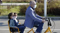 Dua anak menikmati naik sepeda di Beirut, ibu kota Lebanon (26/12/2020). Varian baru virus itu yang telah mewabah di Inggris membuat beberapa negara di Eropa menutup perbatasannya dan memberhentikan akses transportasi dari dan ke negara tersebut. (Xinhua/Bilal Jawich)