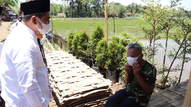 Wakil Gubernur Jateng Taj Yasin berdialog dengan Rofik, kakek warga Kabupaten Semarang yang sedang mengantre sembako. (Foto: Liputan6.com/Humas Pemprov Jateng)