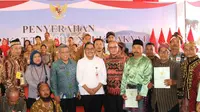 Warga Kalimantan Barat terima sertifikat tanah.