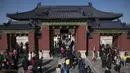 Ratusan orang saat mengunjungi Kuil Surga selama liburan Tahun Baru Imlek di Beijing (20/2). Warga China tengah liburan selama seminggu yang menandai dimulainya Tahun Anjing. (AFP Photo/Nicolas Asfouri)