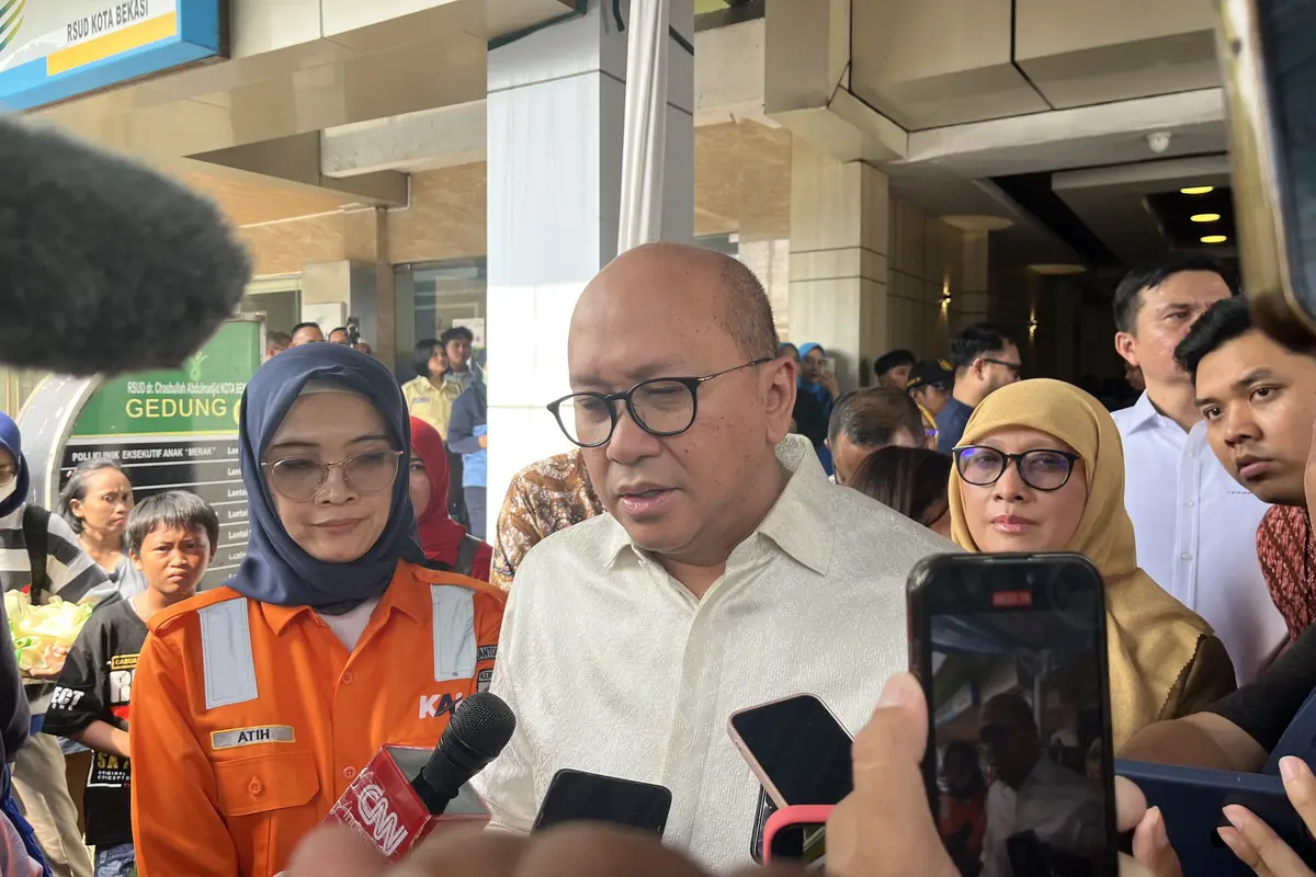 Kepala Badan Pengelola Investasi (BPI) Danantara, Rosan Roeslani saat menyambangi RSUD Kota Bekasi, memjenguk konsisi korban kecelakaan kereta api di Bekasi Timur. (Liputan6/Winda Nelfira)