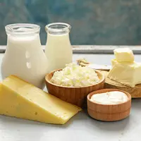 Ilustrasi keju dan susu/copyright shutterstock/Dream79